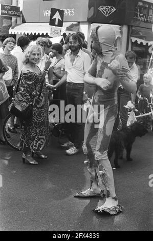 Der Uitmarkt in Amsterdam umfasst 120 Informationsstände von Theatergruppen, Firmen usw., die sich zwischen Leidse und Museumplein befinden. Hier lebend Pop im Popstudio Hendrik, 5. September 1981, kulturelle Manifestationen, Pop Art, Popmusik, Informationen, Niederlande, Foto der Presseagentur des 20. Jahrhunderts, Nachrichten zu erinnern, Dokumentarfilm, historische Fotografie 1945-1990, visuelle Geschichten, Menschliche Geschichte des zwanzigsten Jahrhunderts, Momente in der Zeit festzuhalten Stockfoto