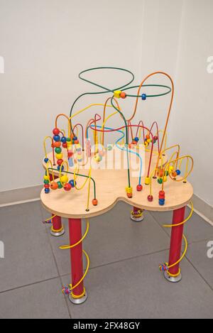 Der Ultimate Fleur Rollercoaster Table ist ein wunderbares Aktivitätszentrum für Häuser, Schulen, Wartezimmer, Arztpraxen und jeden Spielbereich. Stockfoto