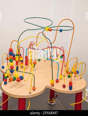 Der Ultimate Fleur Rollercoaster Table ist ein wunderbares Aktivitätszentrum für Häuser, Schulen, Wartezimmer, Arztpraxen und jeden Spielbereich. Stockfoto