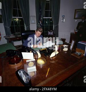 23. Oktober 1962 Präsident John F. Kennedy unterschrieb die kubanische Quarantäneproklamation im Oval Office. Bitte nennen Sie „Robert Knudsen. Fotografien Des Weißen Hauses. John F. Kennedy Presidential Library and Museum, Boston' Stockfoto