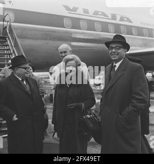 Ankunft Gouverneur De Vries und Ehefrau in Suriname Schiphol, 4. April 1966, Ankunft, Niederlande, 20. Jahrhundert Presseagentur Foto, Nachrichten zu erinnern, Dokumentarfilm, historische Fotografie 1945-1990, visuelle Geschichten, Menschliche Geschichte des zwanzigsten Jahrhunderts, Momente in der Zeit festzuhalten Stockfoto