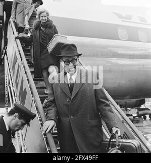 Gouverneur De Vries und Ehefrau von Suriname Schiphol, 4. April 1966, ECHTGENOTES, Ankunft, Niederlande, Presseagentur des 20. Jahrhunderts, Foto, Nachrichten zum erinnern, Dokumentarfilm, historische Fotografie 1945-1990, visuelle Geschichten, Menschliche Geschichte des zwanzigsten Jahrhunderts, Momente in der Zeit festzuhalten Stockfoto