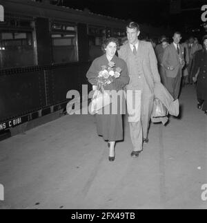 Ankunft Hillary (Mount Everest Climber) in Amsterdam, 13. November 1953, ANKUNFT, Niederlande, Foto der Presseagentur des 20. Jahrhunderts, Neuigkeiten zur Erinnerung, Dokumentarfilm, historische Fotografie 1945-1990, visuelle Geschichten, Menschliche Geschichte des zwanzigsten Jahrhunderts, Momente in der Zeit festzuhalten Stockfoto