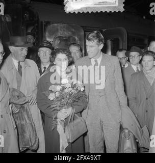 Ankunft Hillary (Mount Everest Climber) in Amsterdam, 13. November 1953, Ankunft, Niederlande, Foto der Presseagentur des 20. Jahrhunderts, Nachrichten zur Erinnerung, Dokumentarfilm, historische Fotografie 1945-1990, visuelle Geschichten, Menschliche Geschichte des zwanzigsten Jahrhunderts, Momente in der Zeit festzuhalten Stockfoto