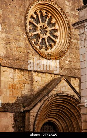 Portugal, Santarém. Kirche Sao Joao de Alporao. 12.-13. Jahrhundert. Romanischer und gotischer Stil. Architektonisches Detail der Fassade, mit dem Rosettenfenster, das das einzelne Innenschiff beleuchtet, die Lage des Archäologischen Museums. Distrikt Santarem. Stockfoto