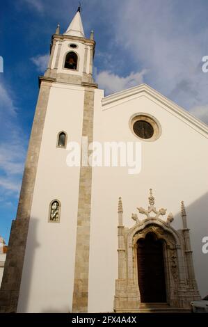 Portugal. Santarém. Kirche unserer Lieben Frau von Marvila. 16. Jahrhundert. Hauptfassade mit Portal im Manueline-Stil. Stockfoto