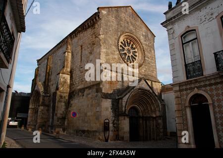 Portugal, Santarém. Kirche Sao Joao de Alporao. 12.-13. Jahrhundert. Romanischer und gotischer Stil. Allgemeine Ansicht des Tempels, in Archäologisches Museum umgewandelt. Stockfoto