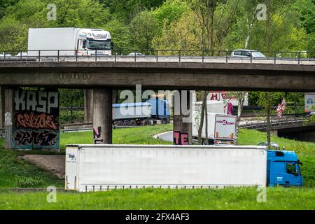 Das Autobahnkreuz Kaiserberg, Autobahn A40, Ruhrschnellweg, überquert die A3, Autobahnbrücken und Eisenbahnbrücken, genannt Spagettiknoten, Du Stockfoto