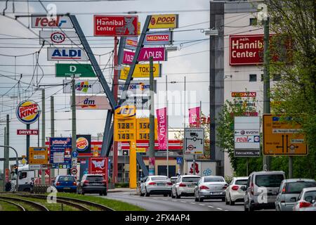 Die Dorstener Straße, B226, beim Einkaufszentrum Hannibal Center, viele Schilder, Wegweiser, Plakate, Herne, NRW, Deutschland Stockfoto