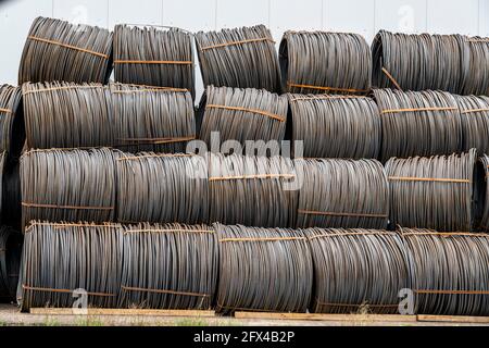 Stahldraht, Coils, warten auf Weiterverarbeitung im Rhein-Ruhr-Hafen in Mülheim an der Ruhr, NRW, Deutschland. Stockfoto