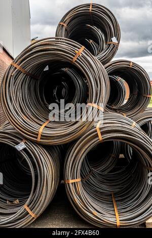 Stahldraht, Coils, warten auf Weiterverarbeitung im Rhein-Ruhr-Hafen in Mülheim an der Ruhr, NRW, Deutschland. Stockfoto