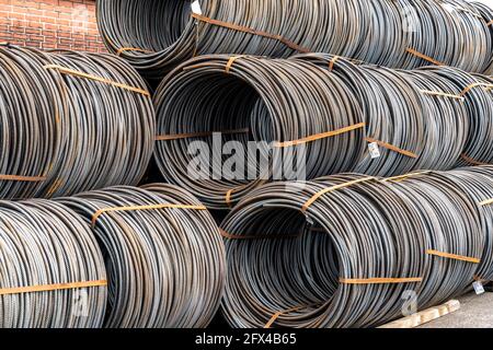 Stahldraht, Coils, warten auf Weiterverarbeitung im Rhein-Ruhr-Hafen in Mülheim an der Ruhr, NRW, Deutschland. Stockfoto