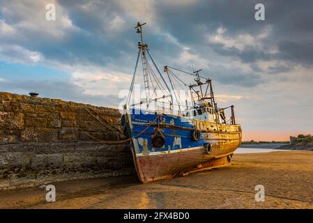 Das Fischerboot liegt im Hafen von Barry Island, Vale of Glamorgan, Südwales, eine ruhige Küstenszene, die das Leben am walisischen Meer widerspiegelt: Phillip Roberts Stockfoto
