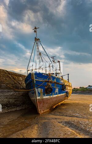 Das Fischerboot liegt im Hafen von Barry Island, Vale of Glamorgan, Südwales, eine ruhige Küstenszene, die das Leben am walisischen Meer widerspiegelt: Phillip Roberts Stockfoto