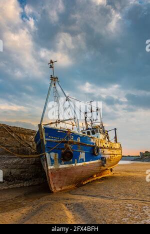 Das Fischerboot liegt im Hafen von Barry Island, Vale of Glamorgan, Südwales, eine ruhige Küstenszene, die das Leben am walisischen Meer widerspiegelt: Phillip Roberts Stockfoto