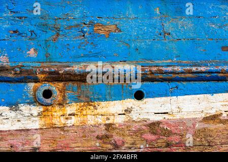 Das Fischerboot liegt im Hafen von Barry Island, Vale of Glamorgan, Südwales, eine ruhige Küstenszene, die das Leben am walisischen Meer widerspiegelt: Phillip Roberts Stockfoto