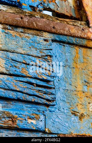 Das Fischerboot liegt im Hafen von Barry Island, Vale of Glamorgan, Südwales, eine ruhige Küstenszene, die das Leben am walisischen Meer widerspiegelt: Phillip Roberts Stockfoto