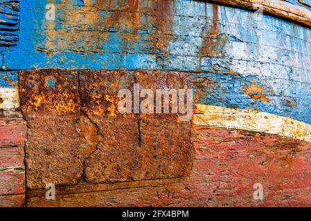 Das Fischerboot liegt im Hafen von Barry Island, Vale of Glamorgan, Südwales, eine ruhige Küstenszene, die das Leben am walisischen Meer widerspiegelt: Phillip Roberts Stockfoto