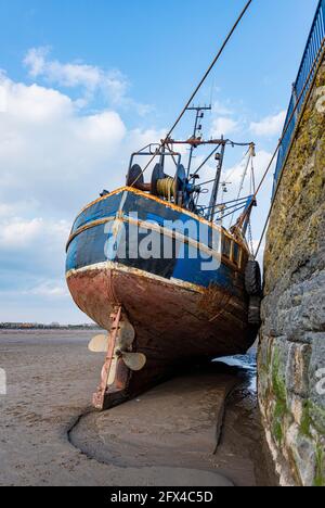 Das Fischerboot liegt im Hafen von Barry Island, Vale of Glamorgan, Südwales, eine ruhige Küstenszene, die das Leben am walisischen Meer widerspiegelt: Phillip Roberts Stockfoto