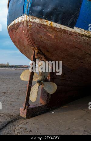 Das Fischerboot liegt im Hafen von Barry Island, Vale of Glamorgan, Südwales, eine ruhige Küstenszene, die das Leben am walisischen Meer widerspiegelt: Phillip Roberts Stockfoto