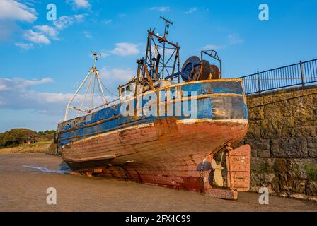 Das Fischerboot liegt im Hafen von Barry Island, Vale of Glamorgan, Südwales, eine ruhige Küstenszene, die das Leben am walisischen Meer widerspiegelt: Phillip Roberts Stockfoto