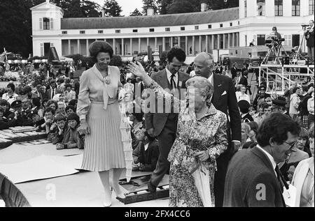 Defile Soestdijk, Last; während des Spaziergangs über das Mittelfeld; Prinzessin Juliana, Königin Beatrix dankt Schwimmern nach der Demonstration, 31. Mai 1980, defiles, Demonstrationen, Niederlande, Presseagentur des 20. Jahrhunderts, Foto, Nachrichten zum erinnern, Dokumentarfilm, historische Fotografie 1945-1990, visuelle Geschichten, Menschliche Geschichte des zwanzigsten Jahrhunderts, Momente in der Zeit festzuhalten Stockfoto