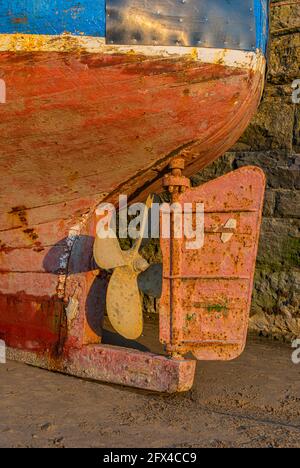 Das Fischerboot liegt im Hafen von Barry Island, Vale of Glamorgan, Südwales, eine ruhige Küstenszene, die das Leben am walisischen Meer widerspiegelt: Phillip Roberts Stockfoto