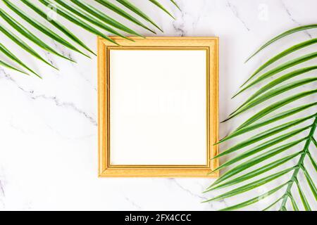 Draufsicht auf Retro-Holz leeren Fotorahmen mit natürlichen Dekorationen, Ästen und Blättern auf hellem Hintergrund als Nachbildung und leere Vorlage für Karten Stockfoto