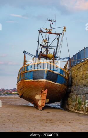Das Fischerboot liegt im Hafen von Barry Island, Vale of Glamorgan, Südwales, eine ruhige Küstenszene, die das Leben am walisischen Meer widerspiegelt: Phillip Roberts Stockfoto