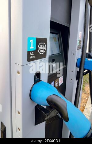 Typen von EV-Ladegeräten in der EV-Ladestation im Fokus Stockfoto