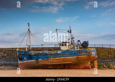 Das Fischerboot liegt im Hafen von Barry Island, Vale of Glamorgan, Südwales, eine ruhige Küstenszene, die das Leben am walisischen Meer widerspiegelt: Phillip Roberts Stockfoto