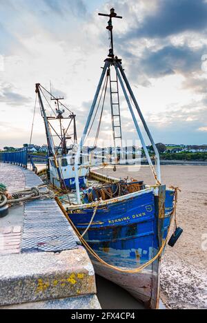 Das Fischerboot liegt im Hafen von Barry Island, Vale of Glamorgan, Südwales, eine ruhige Küstenszene, die das Leben am walisischen Meer widerspiegelt: Phillip Roberts Stockfoto