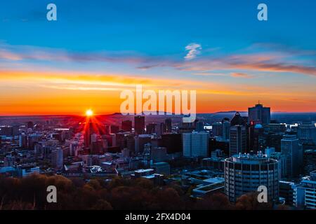 Wunderschöner Blick auf den Sonnenaufgang vom Kondiaronk belvedere, Mount-Royal, Montreal, Kanada Stockfoto