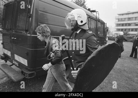 Demonstrator, der von einem Polizisten weggeführt wird, 13. August 1981, holländisches Kongressgebäude, Anklagen, Demonstrationen, Polizei, Niederlande, Foto der Presseagentur des 20. Jahrhunderts, zu erinnerende Nachrichten, Dokumentarfilm, historische Fotografie 1945-1990, visuelle Geschichten, Menschliche Geschichte des zwanzigsten Jahrhunderts, Momente in der Zeit festzuhalten Stockfoto