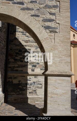 Kolin, Tschechische Republik - 22. Mai 2021 - ein externes Unterstützungssystem der Kirche St. Bartholomäus Stockfoto