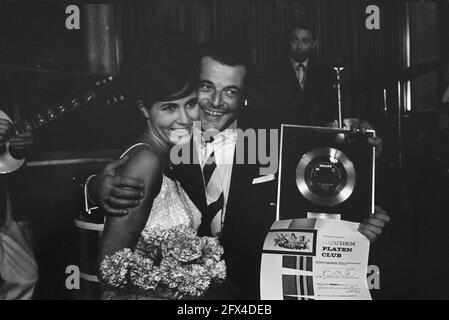 Der deutsche Sänger Gerard Wendlang nimmt für seine Tanze mit mir in den Morgen im Casino den Goldrekord an. RINA Lodders präsentiert die Goldene Schallplatte., 27. September 1962, Grammophonplatten, Massen, Musik, Auszeichnungen, Niederlande, Foto der Presseagentur des 20. Jahrhunderts, zu erinnerende Nachrichten, Dokumentarfilm, historische Fotografie 1945-1990, visuelle Geschichten, Menschliche Geschichte des zwanzigsten Jahrhunderts, Momente in der Zeit festzuhalten Stockfoto