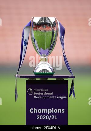 Sheffield, England, 24. Mai 2021. Die Trophäe der Profi-Entwicklungsliga während des Spiels der Professional Development League in Bramall Lane, Sheffield. Bildnachweis sollte lauten: David Klein / Sportimage Stockfoto