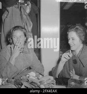 Ankunft Ingrid Bergmann am Flughafen Schiphol Ingrid Bergmann und Margriet de Groot während der Pressekonferenz, 15. März 1961, Ankünfte, Pressekonferenzen, Niederlande, Presseagentur des 20. Jahrhunderts, Foto, Nachrichten zum erinnern, Dokumentarfilm, historische Fotografie 1945-1990, visuelle Geschichten, Menschliche Geschichte des zwanzigsten Jahrhunderts, Momente in der Zeit festzuhalten Stockfoto