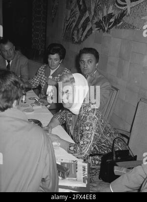 Ankunft des italienischen Regisseurs Federico Fellini und seiner Frau, der Schauspielerin Giulietta Masina, am Flughafen Schiphol. Während der Pressekonferenz am 9. Juni 1960, Ankünfte, Schauspielerinnen, Filmregisseure, Filmstars, Pressekonferenzen, Niederlande, Foto der Presseagentur des 20. Jahrhunderts, zu erinnerende Nachrichten, Dokumentarfilm, historische Fotografie 1945-1990, visuelle Geschichten, Menschliche Geschichte des zwanzigsten Jahrhunderts, Momente in der Zeit festzuhalten Stockfoto