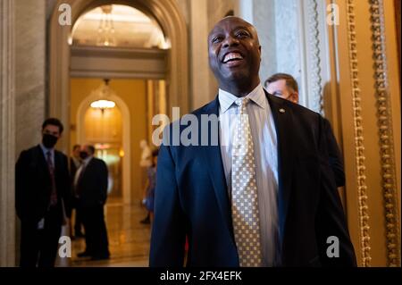 Washington, USA. Mai 2021. Senator Tim Scott (R-SC) spricht vor der Senatskammer im US-Kapitol in Washington, DC, am Dienstag, den 25. Mai, 2021. Heute wird der Senat über Kristen Clarke abstimmen, den Kandidaten von Präsident Biden, der die Abteilung für Bürgerrechte im Justizministerium leitet, da die parteiübergreifenden Gespräche über die Gesetzgebung zur Polizeireform fortgesetzt werden. (Graeme Sloan/Sipa USA) Quelle: SIPA USA/Alamy Live News Stockfoto