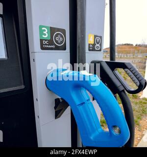 Typen von EV-Ladegeräten in der EV-Ladestation im Fokus Stockfoto