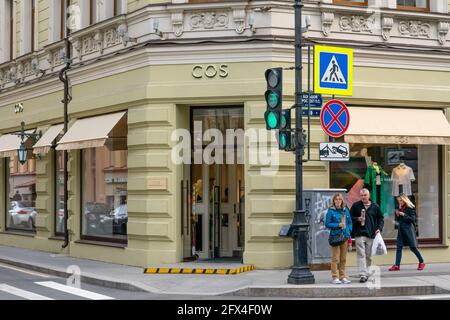 Der COS-Store wurde am 20. Mai 2021 auf Bolschoi PR in St. Petersburg, Russland, eröffnet, der Marke der H&M Fashion Group Stockfoto