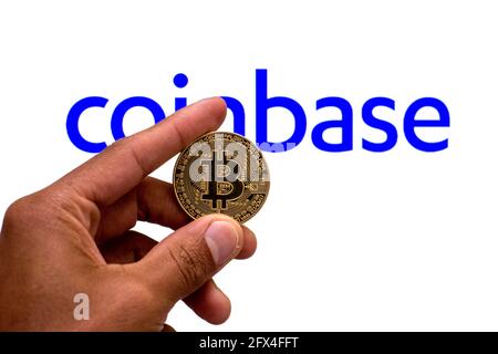 Barcelona, Spanien. Mai 2021. In dieser Abbildung ist ein Bitcoin mit Coinbase-Logo im Hintergrund zu sehen. (Foto von Thiago Prudencio/SOPA Images/Sipa USA) Quelle: SIPA USA/Alamy Live News Stockfoto