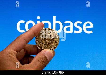 Barcelona, Spanien. Mai 2021. In dieser Abbildung ist ein Bitcoin mit Coinbase-Logo im Hintergrund zu sehen. (Foto von Thiago Prudencio/SOPA Images/Sipa USA) Quelle: SIPA USA/Alamy Live News Stockfoto