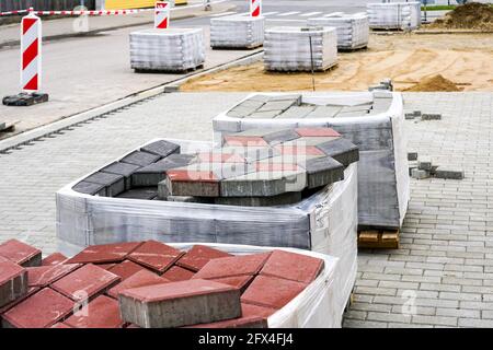 Pflaster mit Pflasterplatten in verschiedenen Farben, Ansicht der Baustelle mit Materialien Stockfoto
