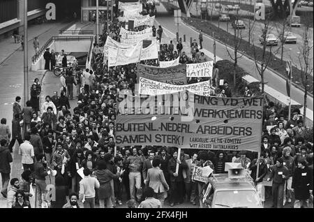 Demonstration ausländischer Arbeiter in Utrecht gegen Gesetz vom 1. November, Übersicht, 22. März 1980, ARBEITER, AUSLÄNDER, Demonstrationen, Niederlande, Foto der Presseagentur des 20. Jahrhunderts, zu erinnerende Nachrichten, Dokumentarfilm, historische Fotografie 1945-1990, visuelle Geschichten, Menschliche Geschichte des zwanzigsten Jahrhunderts, Momente in der Zeit festzuhalten Stockfoto