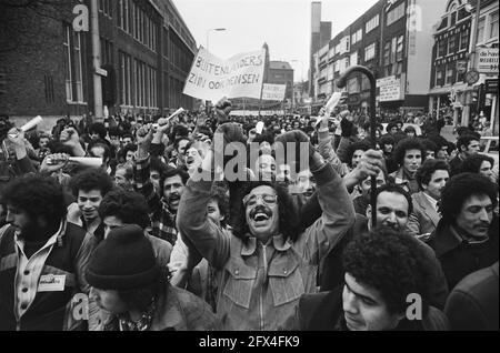 Demonstration ausländischer Arbeiter in Utrecht gegen Gesetz vom 1. November, Demonstranten auf der Straße, 22. März 1980, ARBEITER, ausländische Arbeiter, Demonstranten, Demonstrationen, Niederlande, Foto der Presseagentur des 20. Jahrhunderts, zu erinnerende Nachrichten, Dokumentarfilm, historische Fotografie 1945-1990, visuelle Geschichten, Menschliche Geschichte des zwanzigsten Jahrhunderts, Momente in der Zeit festzuhalten Stockfoto