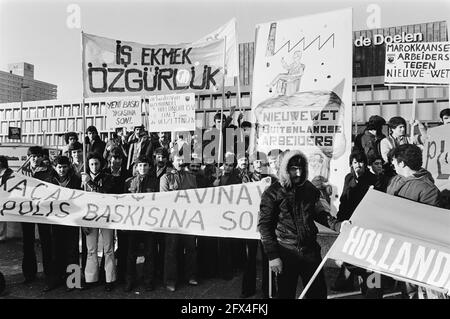 Demonstration ausländischer Arbeitnehmer in Rotterdam gegen das neue Gesetz über ausländische Arbeitnehmer vom 1. November 1979, 12. Januar 1980, Demonstrationen, Niederlande, Foto der Presseagentur des 20. Jahrhunderts, zu erinnerende Nachrichten, Dokumentarfilm, historische Fotografie 1945-1990, visuelle Geschichten, Menschliche Geschichte des zwanzigsten Jahrhunderts, Momente in der Zeit festzuhalten Stockfoto