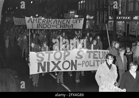 Demonstration in Amsterdam gegen die amerikanische Politik in Indo China, 11. Februar 1972, Demonstrationen, Politik, Niederlande, Presseagentur des 20. Jahrhunderts, Foto, Nachrichten zum erinnern, Dokumentarfilm, historische Fotografie 1945-1990, visuelle Geschichten, Menschliche Geschichte des zwanzigsten Jahrhunderts, Momente in der Zeit festzuhalten Stockfoto