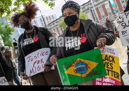 LLONDON, ENGLAND, MAI 25 2021, Menschen besuchen Stand Up to Racism Demonstration auf dem Windrush Square in Brixton, um den einjährigen Todestag von George Floyd zu feiern (Quelle: Lucy North) Quelle: MI News & Sport /Alamy Live News Stockfoto